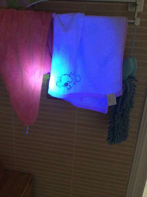  寶媽買了紫光手電，衣服上好多熒光劑，看的心慌害怕